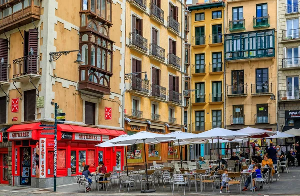 Cafés en Plaza Consistorial en Pamplona, España famosa por el encierro —  Fotos de Stock