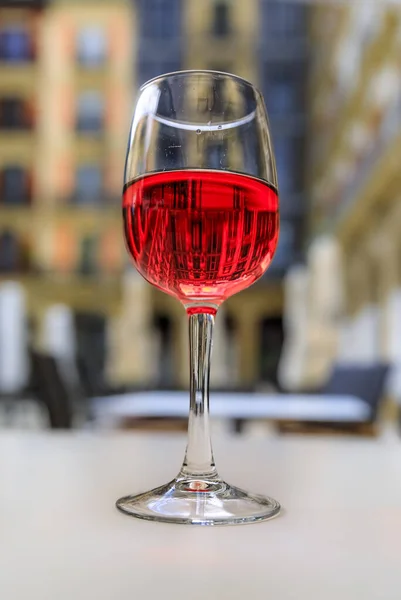 Copo de rosa espanhola ou rosado em um restaurante em uma praça em Pamplona, Espanha — Fotografia de Stock