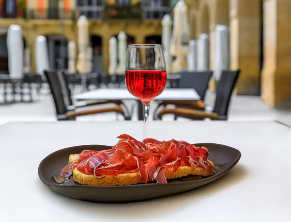 Spanyol rózsabor és Jamon Iberico sonkás szendvics egy étteremben, Pamplona Spanyolország Jogdíjmentes Stock Fotók