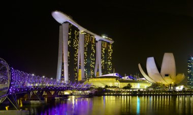 Singapur Helix Köprüsü ve Marina Bay Sands Hotel geceleri
