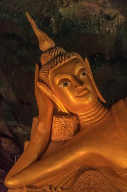 Thail bir mağara Tapınağı yatan Buda heykeli başkanı