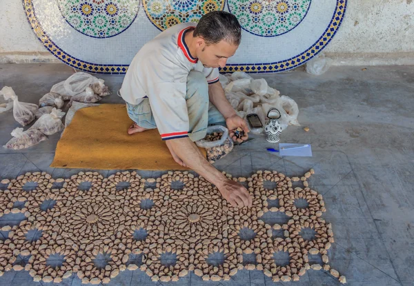 Fas mozaik sanatçısı iş başında — Stok fotoğraf