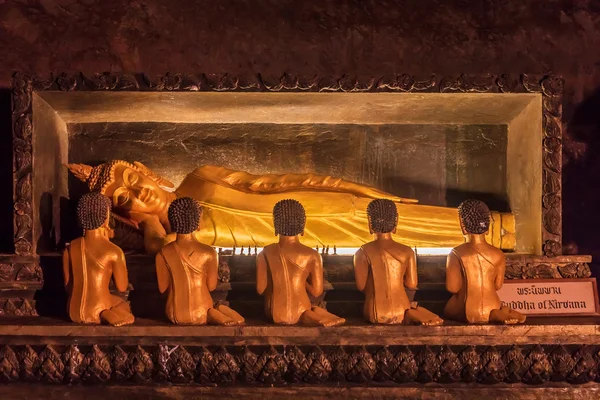Staty av Buddha av Nirvana i en grotta tempel i Thailand — Stockfoto