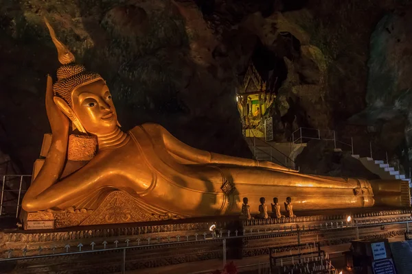 Hoofd van het standbeeld van de liggende Boeddha in een grot-tempel in Thail — Stockfoto