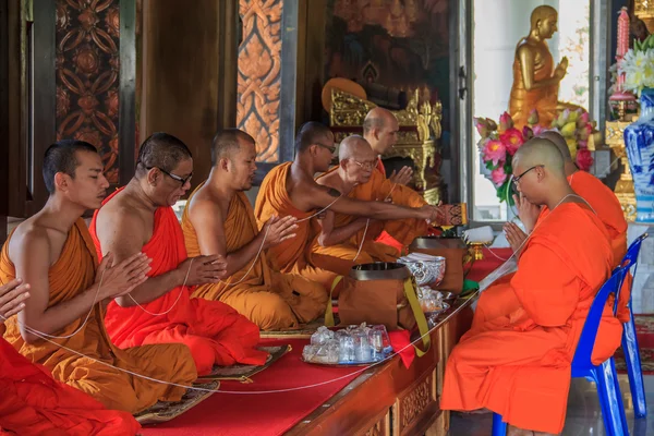 Munkarna bad i templet Wat Kaew Korawaram — Stockfoto