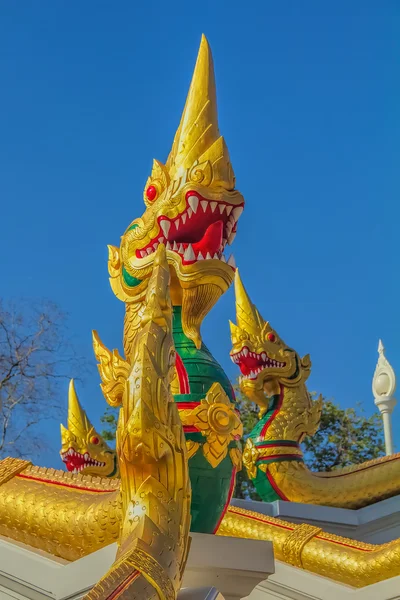 Drakstaty vid Wat Kaew Korawaram Temple — Stockfoto