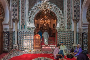 Mozaik ve oymalarla dekore edilmiş Camii girişi