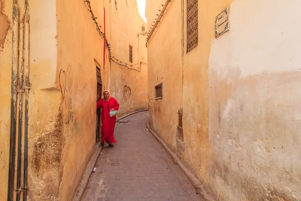 Mujer caminando hacia una calle estrecha en la medina —  Fotos de Stock