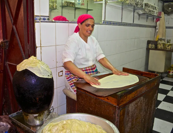 Moroccan woman cooking — Stock Photo, Image