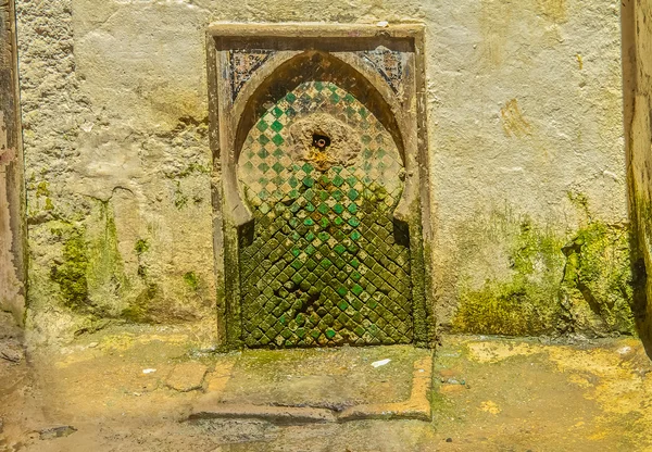 Ancienne fontaine dans la médina marocaine — Photo