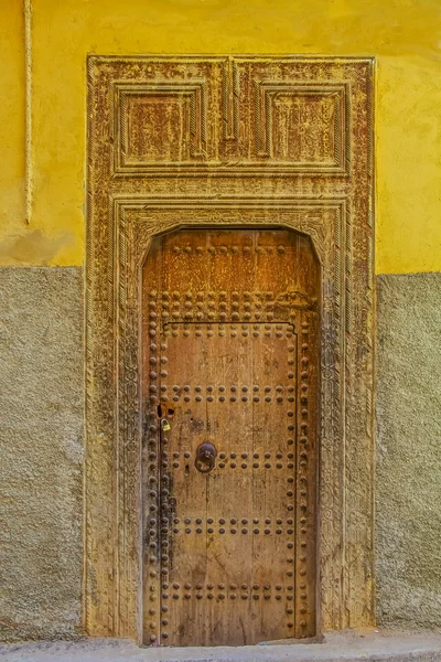 Puerta vieja de una casa tradicional marroquí Imagen De Stock