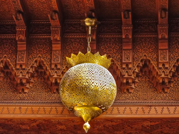 Lanterne marocaine et plafond sculpté en bois de cèdre — Photo