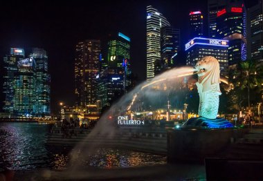 Singapur Merlion güneş battıktan sonra