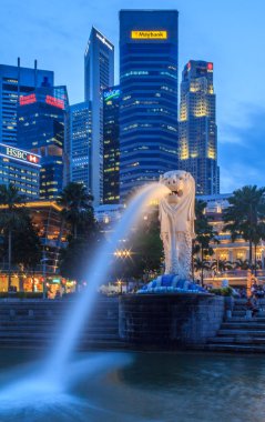 Singapur Merlion güneş battıktan sonra