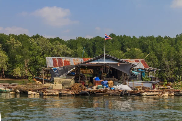 Villaggio di pescatori galleggianti — Foto Stock