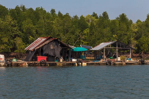 Villaggio di pescatori galleggianti — Foto Stock