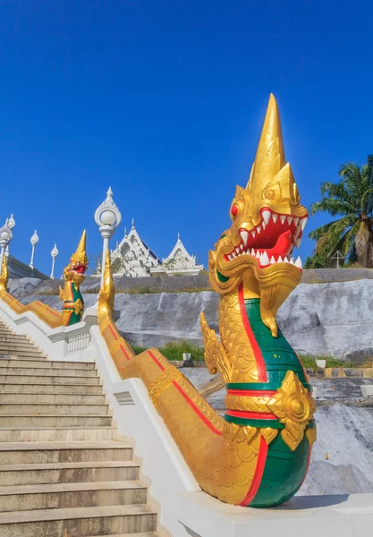 Dračí socha ve Wat Kaew Korawaram Temple — Stock fotografie