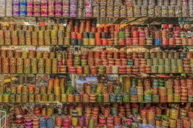 Bir Pazar ekranda renkli bilezikler