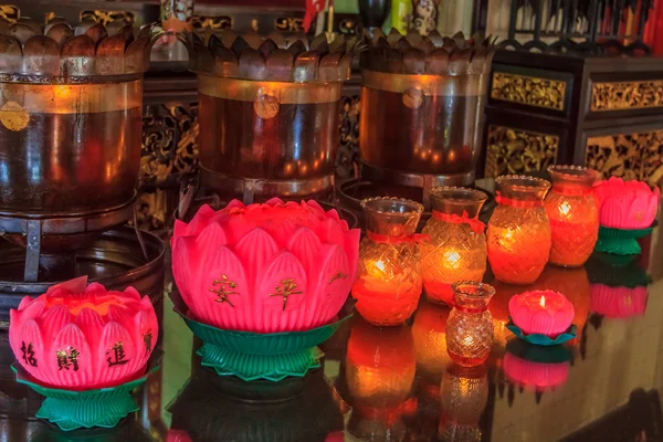 Lâmpadas de oração em um templo budista — Fotografia de Stock