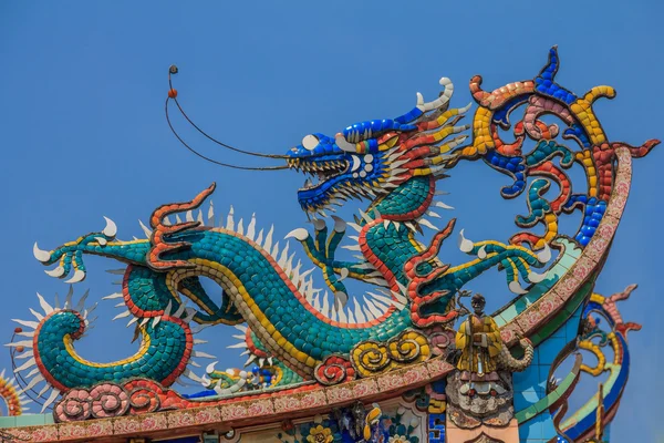 Dragon tempel dak decoratie — Stockfoto