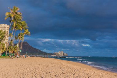 gün batımında Waikiki beach