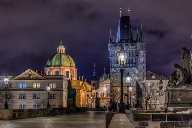 Prag Charles Köprüsü geceleri
