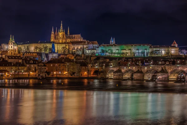 Pohled na Pražský hrad v nociten — Stockfoto