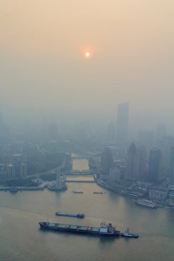 Şangay'daki smog Huangpu Nehri