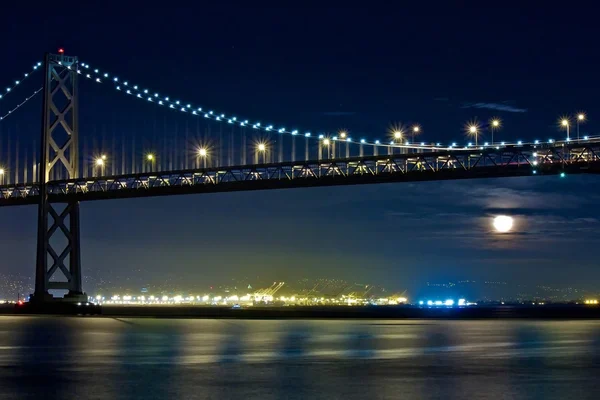 Luna subiendo bajo el puente de la bahía de San Francisco — Foto de Stock