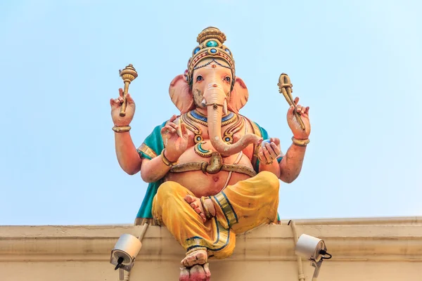Ganesh beeldhouwkunst bij Sri Mariamman Hindoeïstische tempel — Stockfoto
