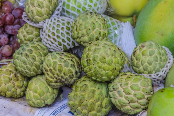 Piyasada cherimoya — Stok fotoğraf