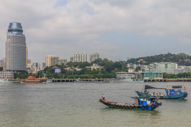 Xiamen manzarası ve Çinli balıkçı tekneleri