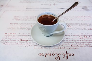 Bir fincan sıcak çikolata.