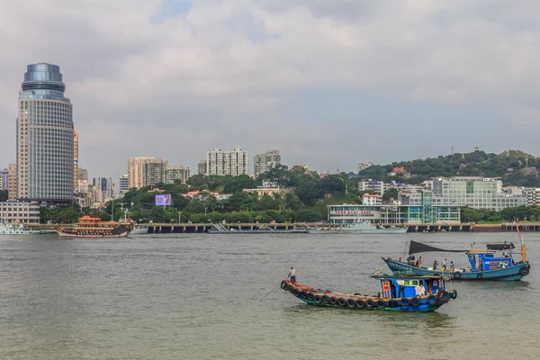 Xiamen manzarası ve Çinli balıkçı tekneleri