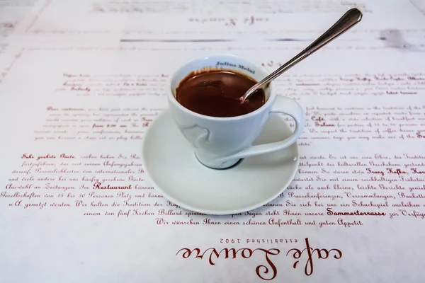 Bir fincan sıcak çikolata.