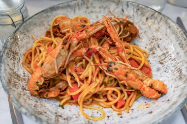 Domates soslu makarna, Langoustine ve karides Eski Şehir 'de bir İtalyan restoranında, Nice Vieille Ville, Güney Fransa
