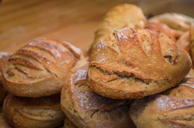Eski kasabadaki veya Fransa 'daki Vieille Ville, Nice' deki bir fırında sergilenmekte olan taze pişmiş Fransız levain ekmeği somunları