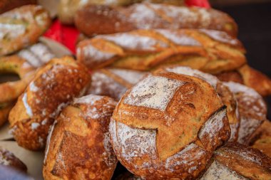 Eski kasabadaki veya Fransa 'daki Vieille Ville, Nice' deki bir fırında sergilenmekte olan taze pişmiş Fransız levain ekmeği somunları