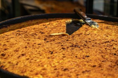 Soca, geleneksel nohut unu krepi ya da krep Cours Saleya 'da Vieille Ville' de ya da Nice, Fransa 'da Old Town' da çiftçi pazarında satılıyor.