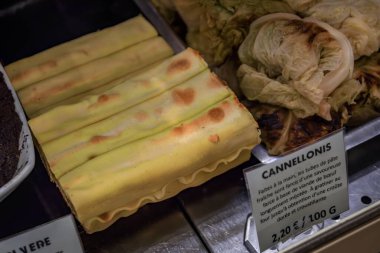 Fransa 'nın Nice kentindeki bir sanatsal makarna dükkanında güzelce sergilenen taze İtalyan baharatlı cannelloni makarnası.