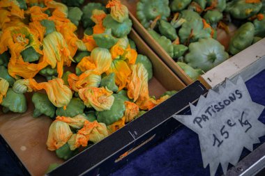 Geleneksel Fransız lezzeti, fleurs de courgette kabak çiçekleri Cours Saleya provencal çiftçi pazarı, Old Town, Nice, Fransa 'da patlıcan ezmesi çiçekleri.