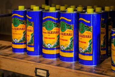 Nice, Fransa - 14 Mayıs 2024: Nicolas Alziari markasından egzotik ekstra saf zeytinyağı seçimi Eski Şehir 'deki ana mağazada sergileniyor