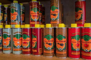 Nice, Fransa - 14 Mayıs 2024: Ekzotik Nicolas Alziari ekstra lavantalı, biberli, sarımsaklı ve domatesli saf zeytinyağı, Old Town 'da sergilenen