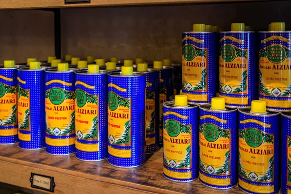 Nice, Fransa - 14 Mayıs 2024: Nicolas Alziari markasından egzotik ekstra saf zeytinyağı seçimi Eski Şehir 'deki ana mağazada sergileniyor