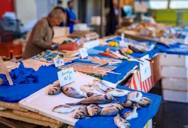 Fransa 'nın güneyindeki Nice Eski Kasabası' ndaki Cours Saleya provencal çiftçi pazarında taze balık, ançüez, deniz çamı, levrek, levrek ve kabuklu deniz ürünleri.