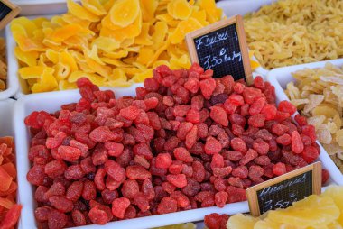 Fransa 'nın güneyindeki Nice Eski Kasabası' ndaki Cours Saleya provencal çiftçi pazarında kurutulmuş meyve standında tatlı kırmızı çilekler.