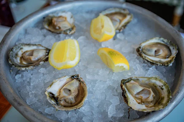 Fransa 'nın güneyindeki Nice Eski Kasabası' ndaki bir restoranda servis edilen limon dilimli taze taze taze Cancale istiridyeleri.