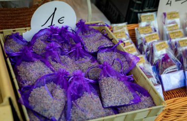 Cours Saleya 'da lavanta dolu renkli keseler, Eski Şehir Vieille Ville of Nice, Fransa Riviera, Fransa' nın güneyindeki ünlü market.