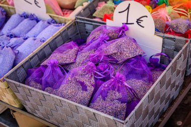 Cours Saleya 'da lavanta dolu renkli keseler, Eski Şehir Vieille Ville of Nice, Fransa Riviera, Fransa' nın güneyindeki ünlü market.