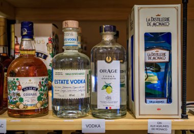 Nice, Fransa - 14 Mayıs 2024: Özel bir dükkanda eşsiz küçük parti likörler, Camus Ile de Re konyağı, Menton limonlu votka ve Monaco narenciye cini